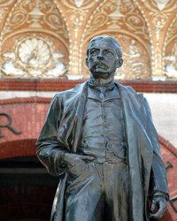 Henry Flagler Statue in front of Flagler College